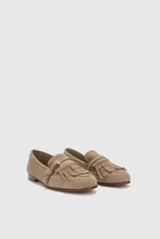 Load image into Gallery viewer, Vintage-effect dove-gray suede loafer with fringes and strap