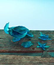 Load image into Gallery viewer, Mer de Corail Tortue de mer grand modÃ¨le Bleue - Daum
