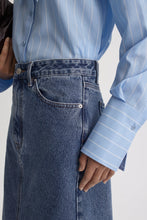 Load image into Gallery viewer, C6211011J-DENIM-MID-WAIST-PENCIL-SKIRT-JB.WASHED.INDIGO-SCANLANTHEODORE-6_1770681182
