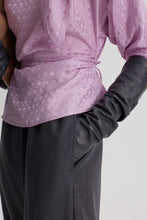 Load image into Gallery viewer, C6234182-SILK-POPPY-JACQUARD-BLOUSE-PALE.LILAC-SCANLANTHEODORE-7_1773358897
