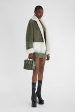 Load image into Gallery viewer, Single-breasted shearling with hand embroidery and fur on the bottom
