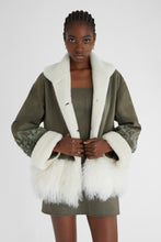 Load image into Gallery viewer, Single-breasted shearling with hand embroidery and fur on the bottom
