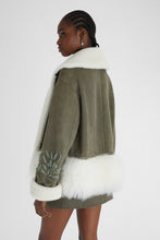 Load image into Gallery viewer, Single-breasted shearling with hand embroidery and fur on the bottom
