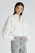 Load image into Gallery viewer, Poplin shirt with puff sleeves and rebrodé lace
