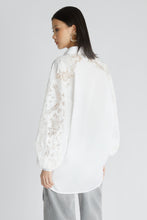 Load image into Gallery viewer, Poplin shirt with puff sleeves and rebrodé lace
