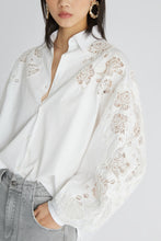 Load image into Gallery viewer, Poplin shirt with puff sleeves and rebrodé lace
