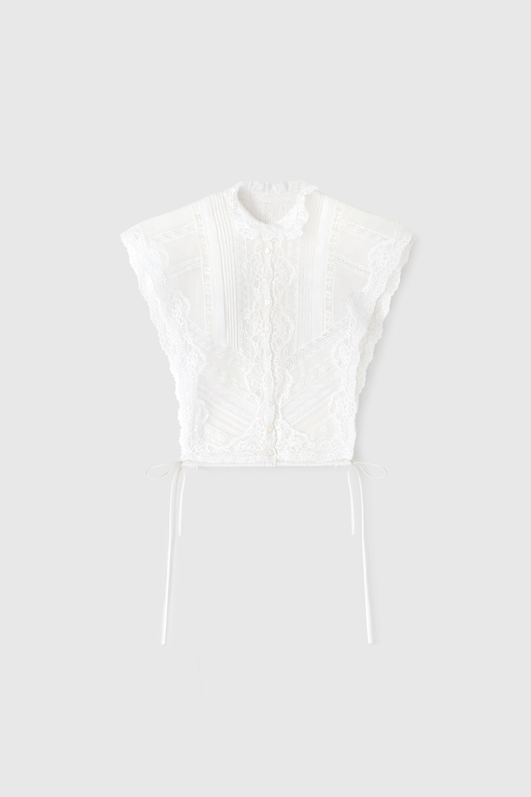 Muslin bib with valencienne lace