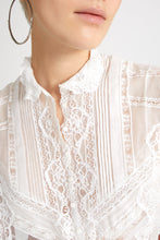 Load image into Gallery viewer, Muslin bib with valencienne lace

