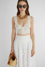 Load image into Gallery viewer, Short top in cotton muslin with valencienne lace details
