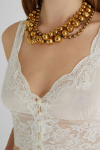 Load image into Gallery viewer, Short top in cotton muslin with valencienne lace details
