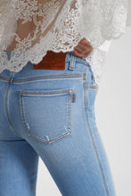 Load image into Gallery viewer, Skinny jeans with regular waist
