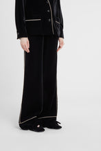Load image into Gallery viewer, Palazzo pants in velvet with contrast piping
