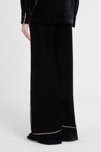 Load image into Gallery viewer, Palazzo pants in velvet with contrast piping
