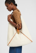 Load image into Gallery viewer, Dudu large in shearling
