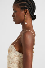 Load image into Gallery viewer, Dangling earrings with knot and freshwater pearls gold tone

