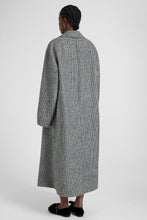 Load image into Gallery viewer, Oversize double-breasted coat in jacquard houndstooth wool blend
