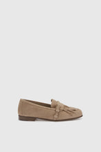 Load image into Gallery viewer, Vintage-effect dove-gray suede loafer with fringes and strap
