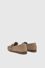 Load image into Gallery viewer, Vintage-effect dove-gray suede loafer with fringes and strap
