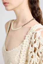 Load image into Gallery viewer, Glass Pearl Necklace with Curb Chain Details
