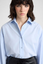 Load image into Gallery viewer, Cotton poplin shirt with a masculine sartorial allure

