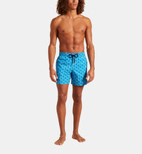 Load image into Gallery viewer, MEN ULTRA-LIGHT AND PACKABLE SWIM TRUNKS MICRO RONDE DES TORTUES RAINBOW
