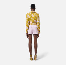 Load image into Gallery viewer, Shorts in crêpe fabric with flaps and logo plaque
