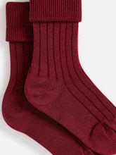 Load image into Gallery viewer, Thorild Ribbed Socks plum
